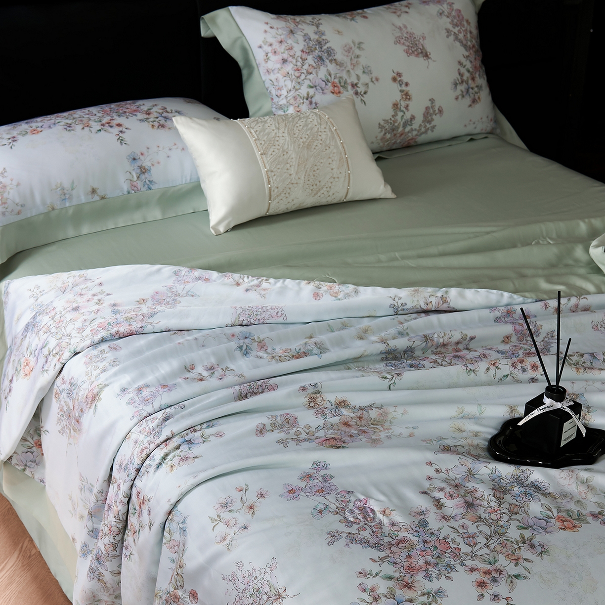 91家纺网 家纺一手货源 找家纺 久典家居 2026新款20%桑蚕丝+80%聚酯纤维宽边印花夏被四件套 景和春日