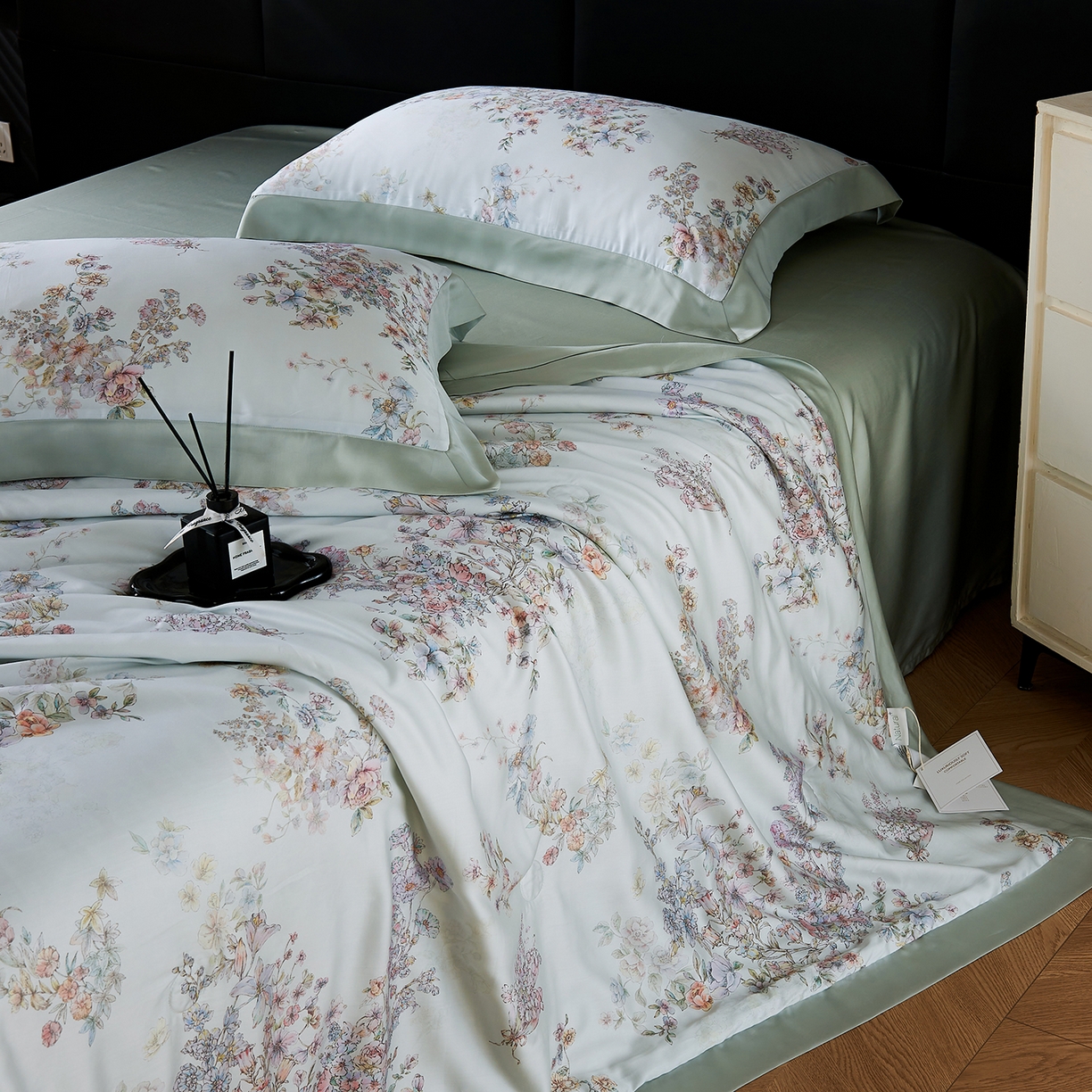 91家纺网 家纺一手货源 找家纺 久典家居 2026新款20%桑蚕丝+80%聚酯纤维宽边印花夏被四件套 景和春日