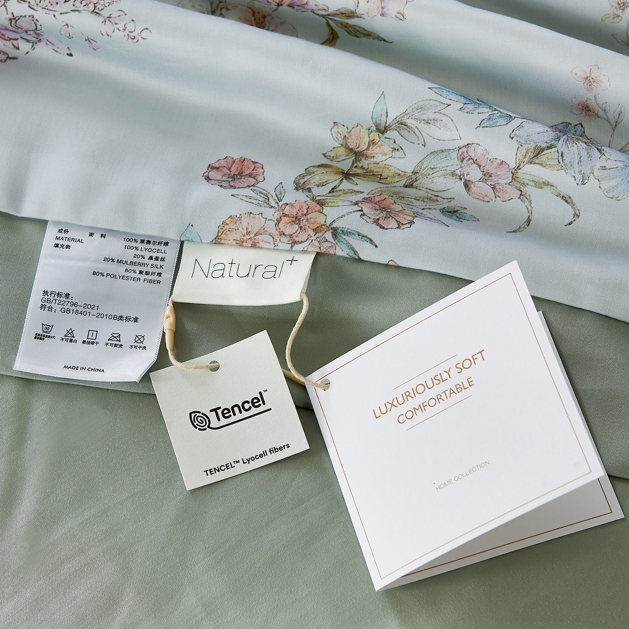91家纺网 家纺一手货源 找家纺 久典家居 2026新款20%桑蚕丝+80%聚酯纤维宽边印花夏被四件套 景和春日