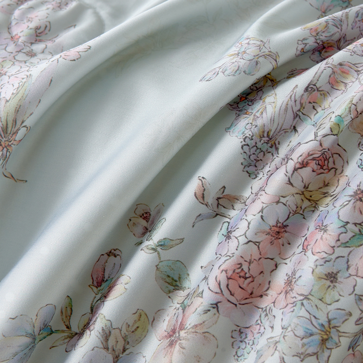 91家纺网 家纺一手货源 找家纺 久典家居 2026新款20%桑蚕丝+80%聚酯纤维宽边印花夏被四件套 景和春日