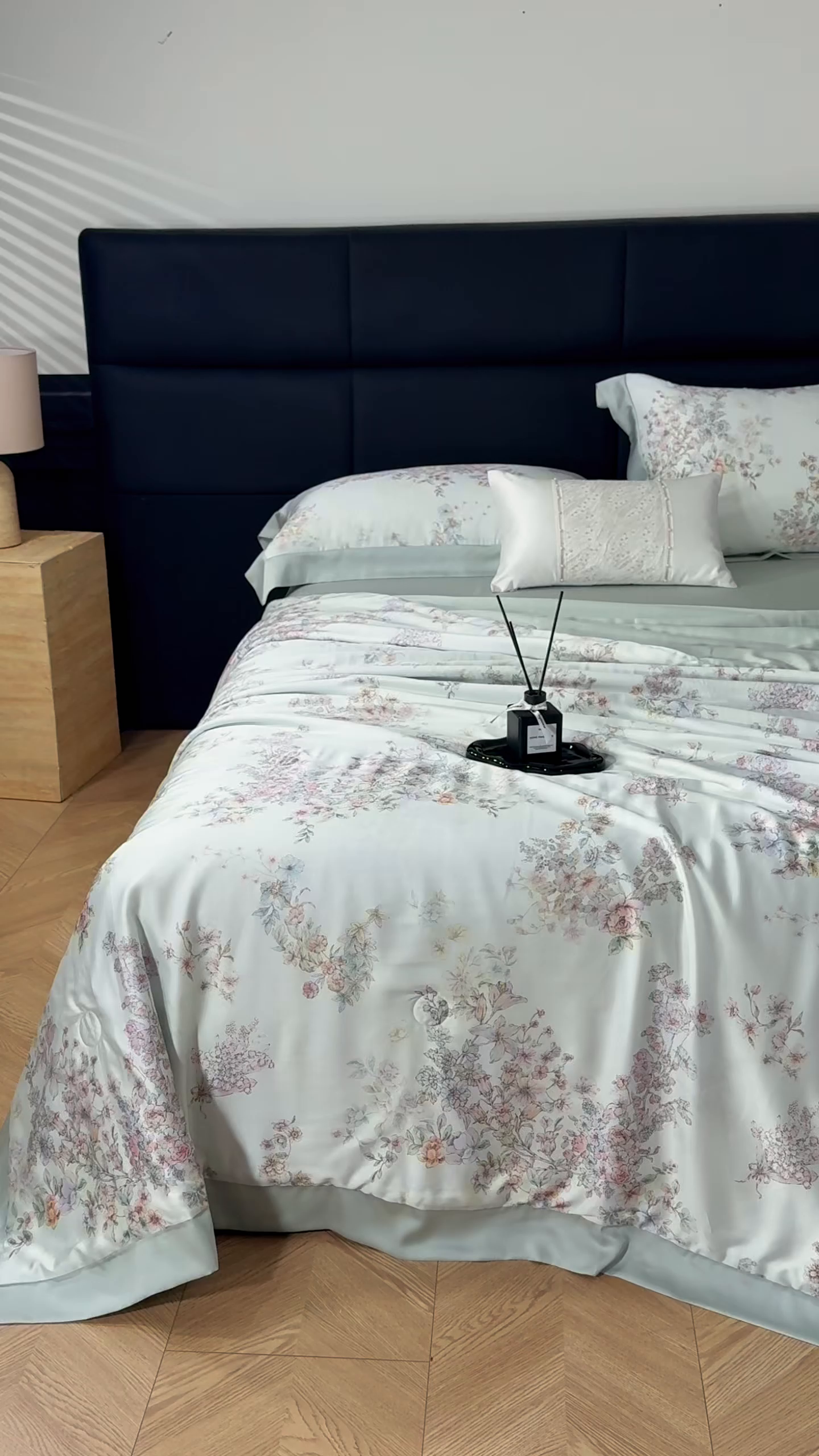 91家纺网 家纺一手货源 找家纺 久典家居 2026新款20%桑蚕丝+80%聚酯纤维宽边印花夏被四件套 景和春日