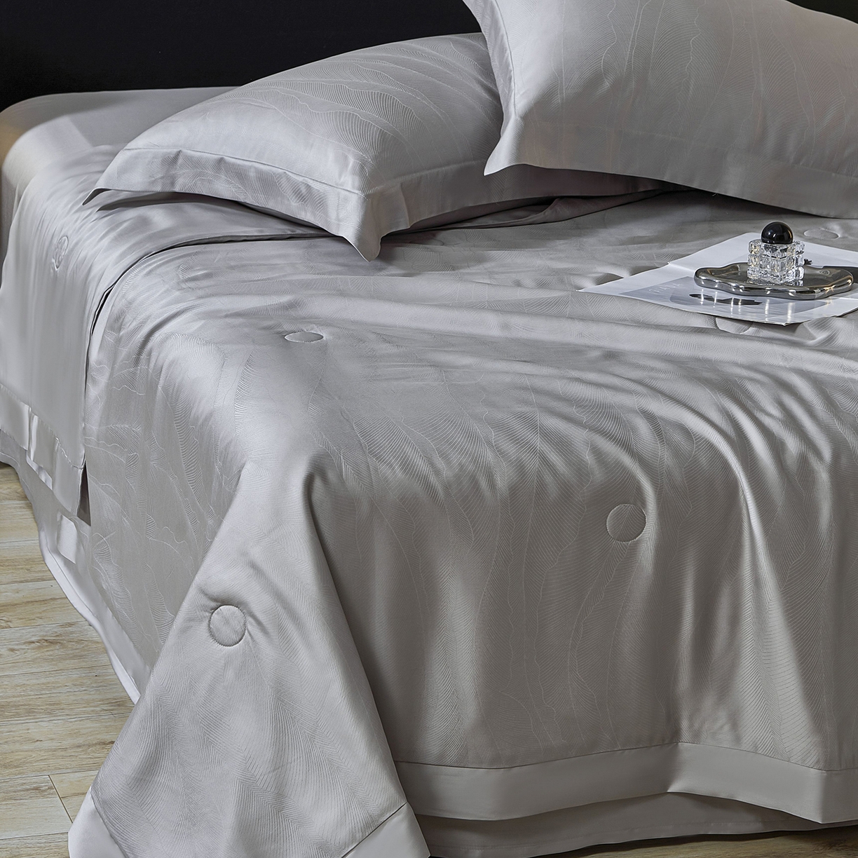 91家纺网 家纺一手货源 找家纺 久典家居 2026新款20%桑蚕丝+80%聚酯纤维提花夏被四件套-锦时系列 锦时-冬