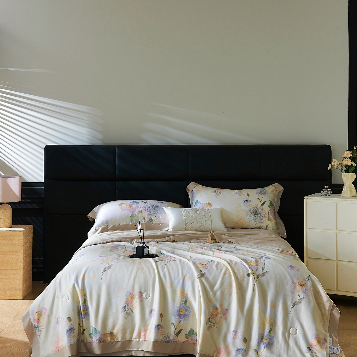 91家纺网 家纺一手货源 找家纺 久典家居 2026新款20%桑蚕丝+80%聚酯纤维宽边印花夏被四件套 凌霄