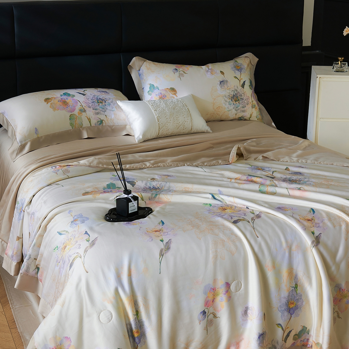 91家纺网 家纺一手货源 找家纺 久典家居 2026新款20%桑蚕丝+80%聚酯纤维宽边印花夏被四件套 凌霄