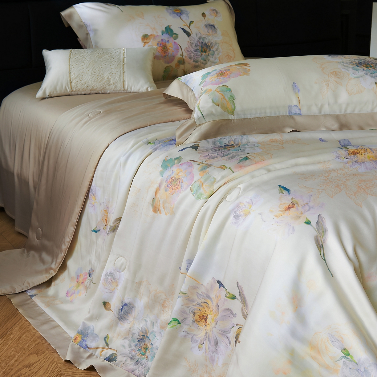 91家纺网 家纺一手货源 找家纺 久典家居 2026新款20%桑蚕丝+80%聚酯纤维宽边印花夏被四件套 凌霄