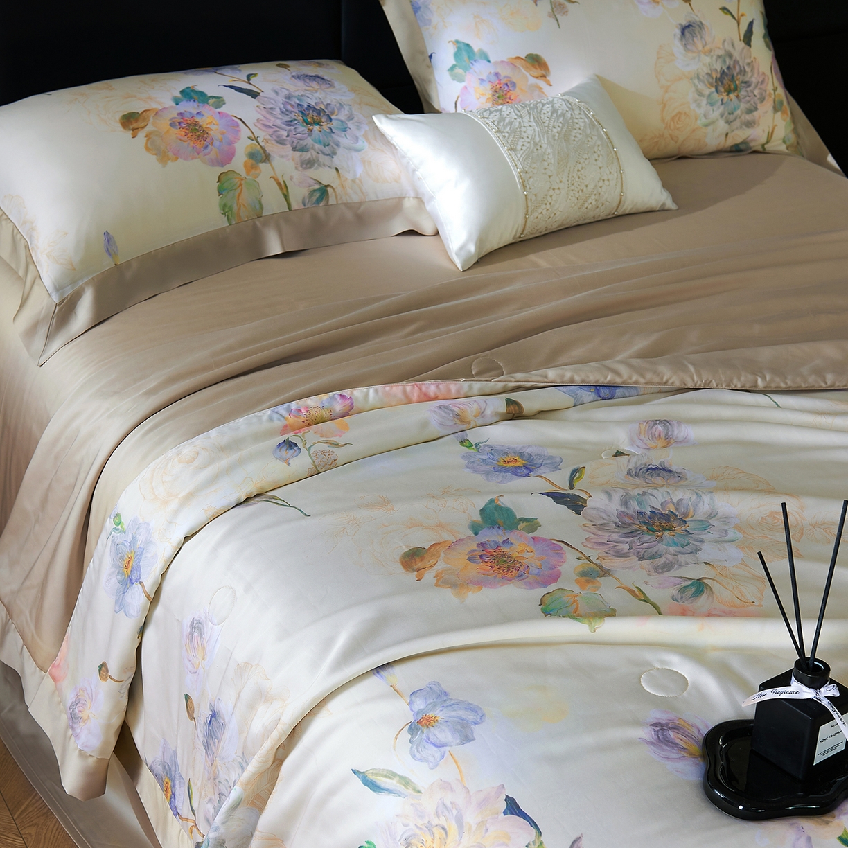 91家纺网 家纺一手货源 找家纺 久典家居 2026新款20%桑蚕丝+80%聚酯纤维宽边印花夏被四件套 凌霄