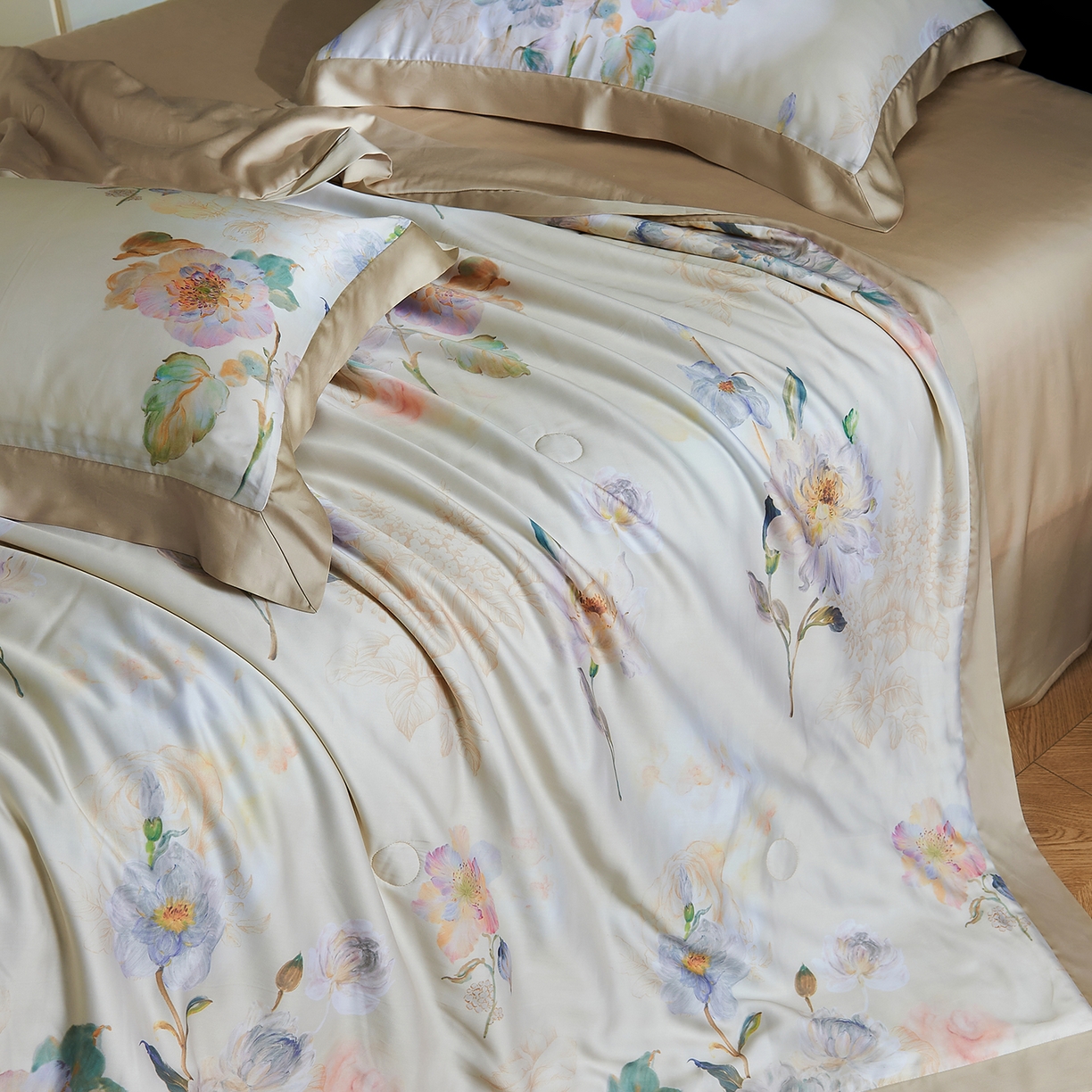 91家纺网 家纺一手货源 找家纺 久典家居 2026新款20%桑蚕丝+80%聚酯纤维宽边印花夏被四件套 凌霄