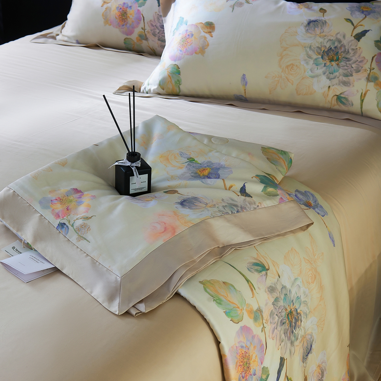 91家纺网 家纺一手货源 找家纺 久典家居 2026新款20%桑蚕丝+80%聚酯纤维宽边印花夏被四件套 凌霄