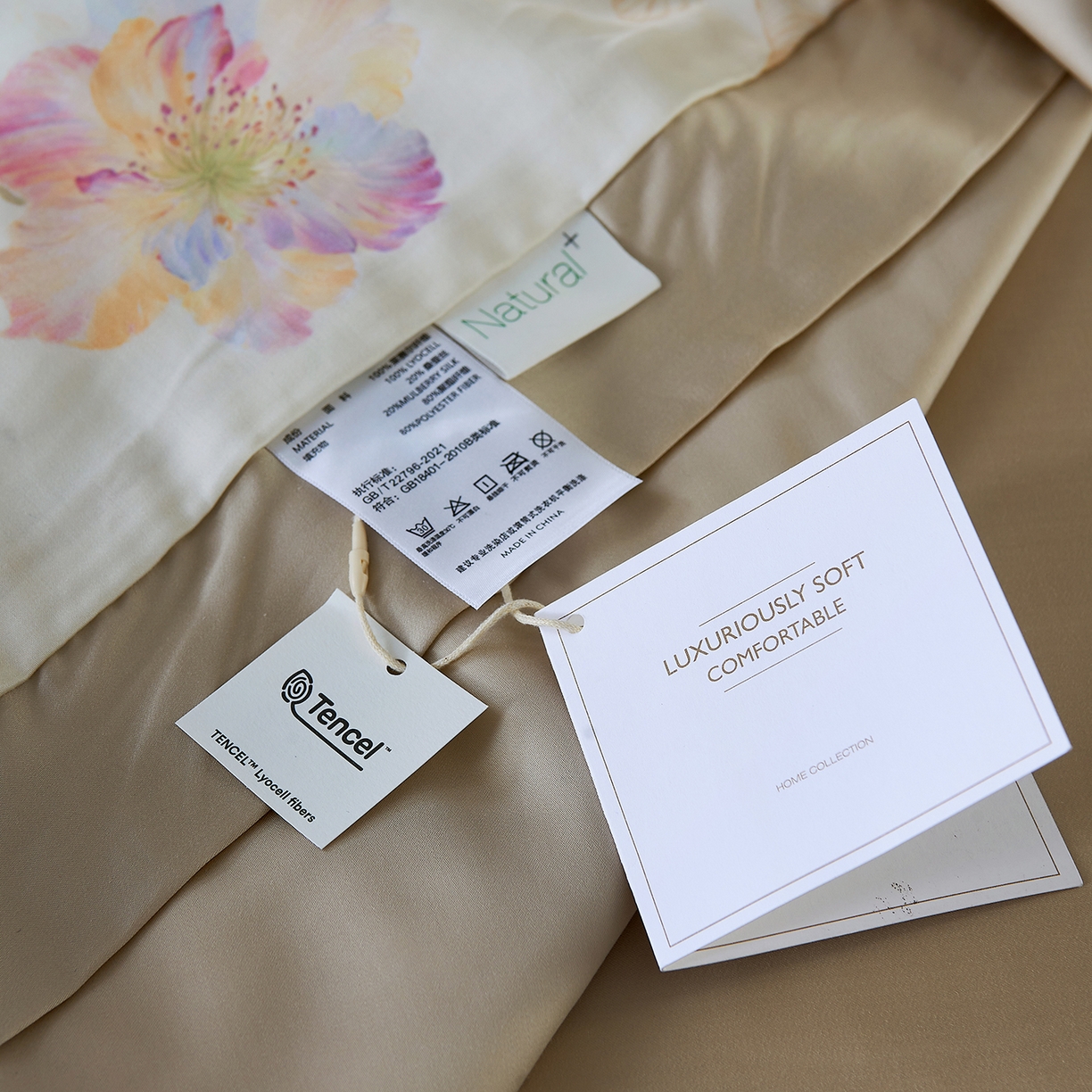 91家纺网 家纺一手货源 找家纺 久典家居 2026新款20%桑蚕丝+80%聚酯纤维宽边印花夏被四件套 凌霄