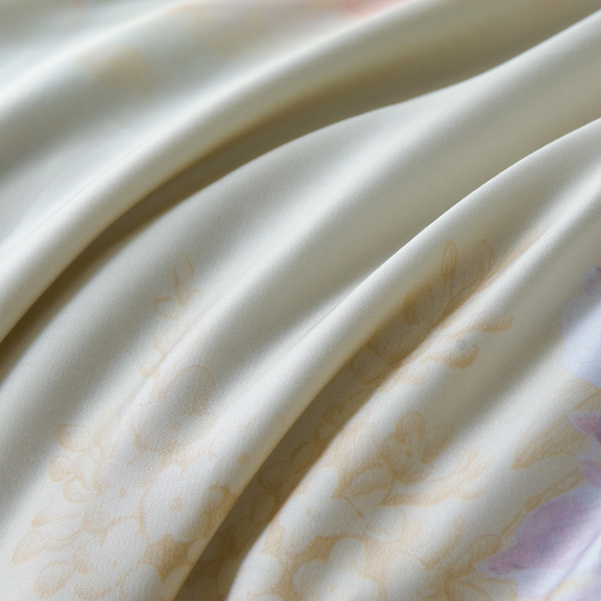 91家纺网 家纺一手货源 找家纺 久典家居 2026新款20%桑蚕丝+80%聚酯纤维宽边印花夏被四件套 凌霄