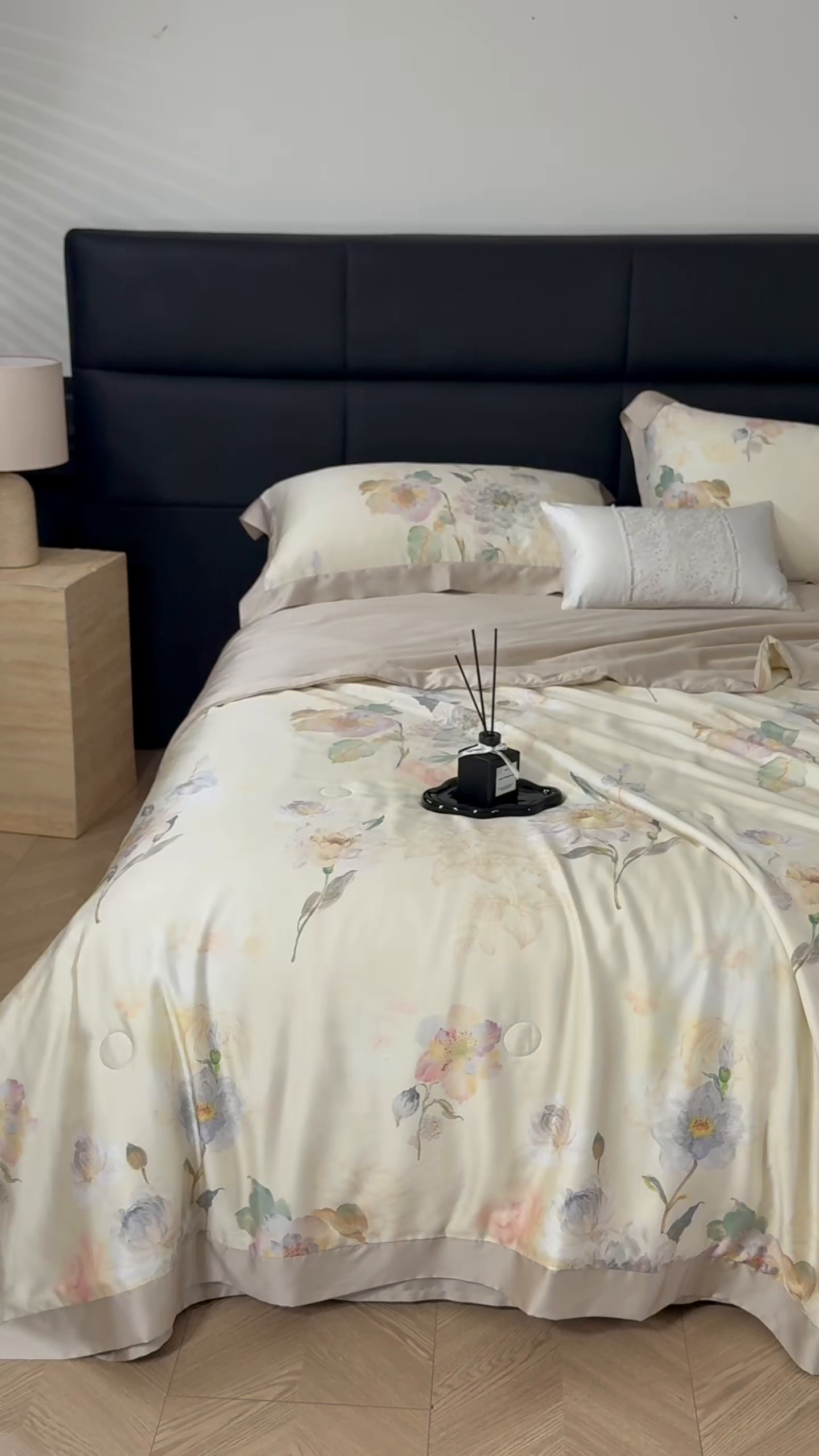 91家纺网 家纺一手货源 找家纺 久典家居 2026新款20%桑蚕丝+80%聚酯纤维宽边印花夏被四件套 凌霄