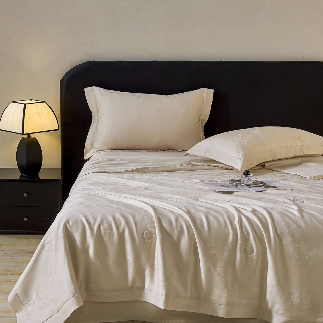 91家纺网 家纺一手货源 找家纺 久典家居 2026新款20%桑蚕丝+80%聚酯纤维提花夏被四件套-锦时系列 锦时-秋