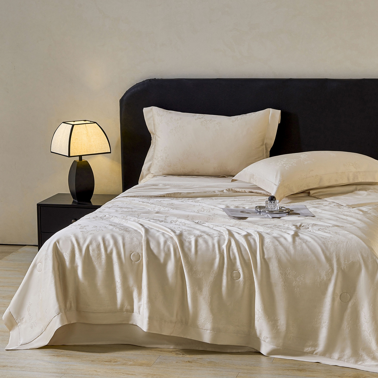 91家纺网 家纺一手货源 找家纺 久典家居 2026新款20%桑蚕丝+80%聚酯纤维提花夏被四件套-锦时系列 锦时-秋