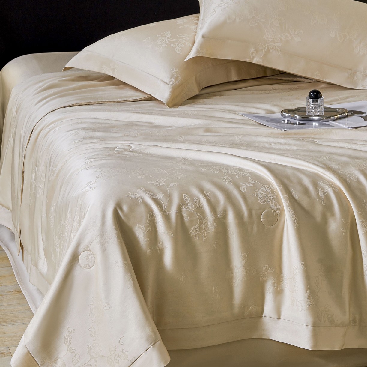 91家纺网 家纺一手货源 找家纺 久典家居 2026新款20%桑蚕丝+80%聚酯纤维提花夏被四件套-锦时系列 锦时-秋