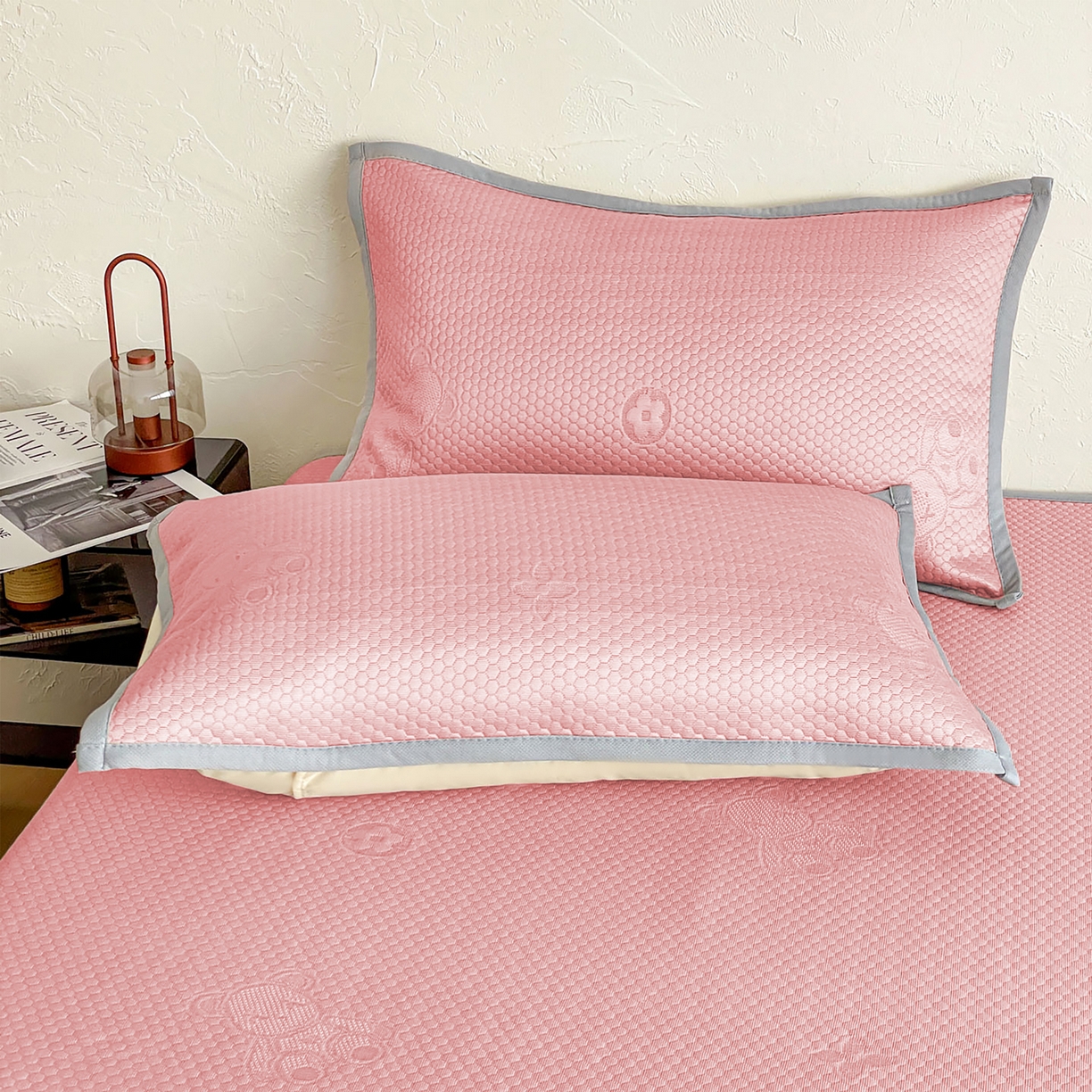 91家纺网 家纺一手货源 找家纺 维娜斯 2026新款印花冰豆豆凉席单人宿舍冰豆豆席子 四叶熊粉