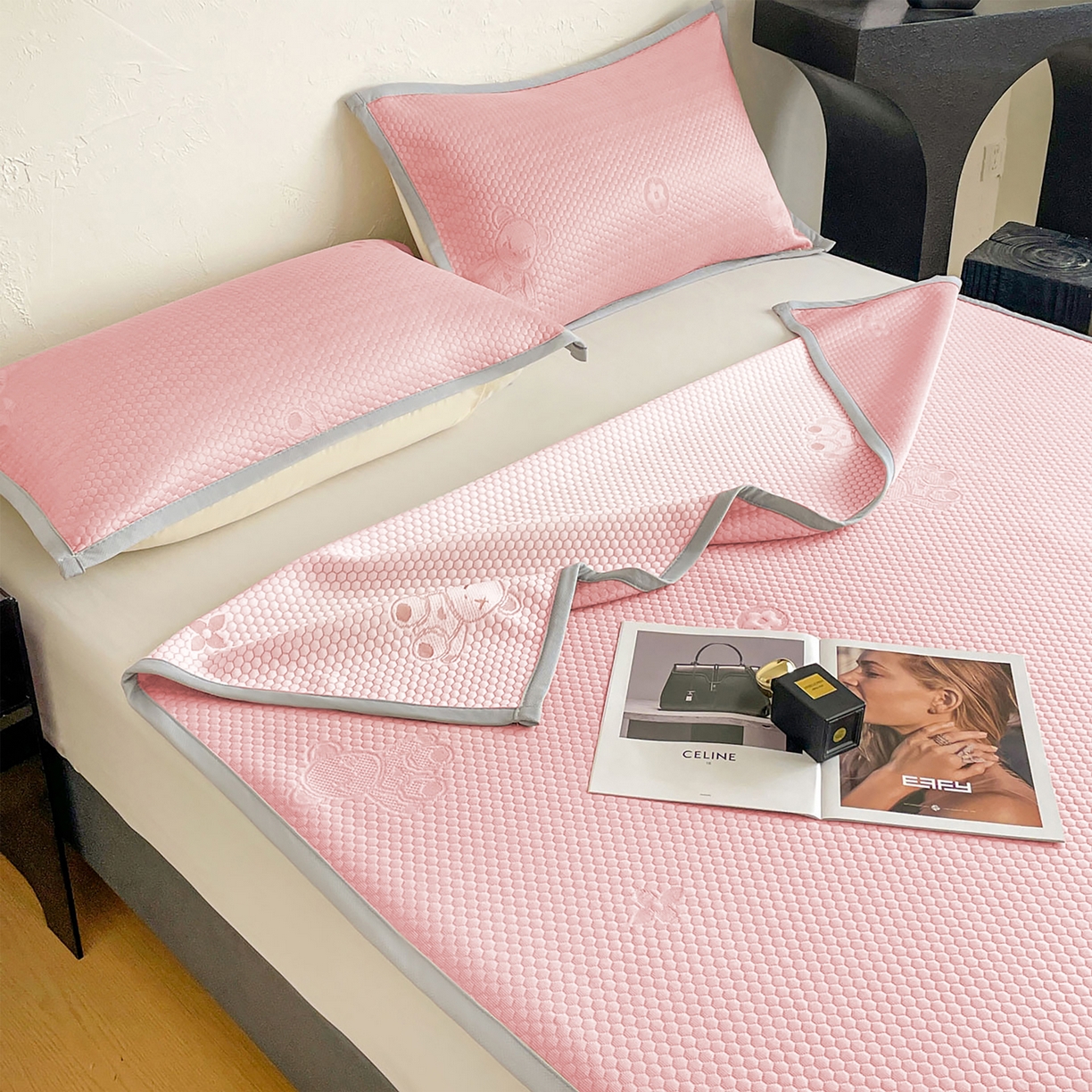 91家纺网 家纺一手货源 找家纺 维娜斯 2026新款印花冰豆豆凉席单人宿舍冰豆豆席子 四叶熊粉