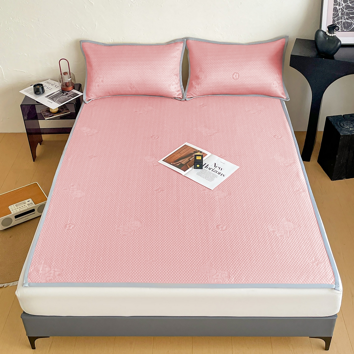 91家纺网 家纺一手货源 找家纺 维娜斯 2026新款印花冰豆豆凉席单人宿舍冰豆豆席子 四叶熊粉