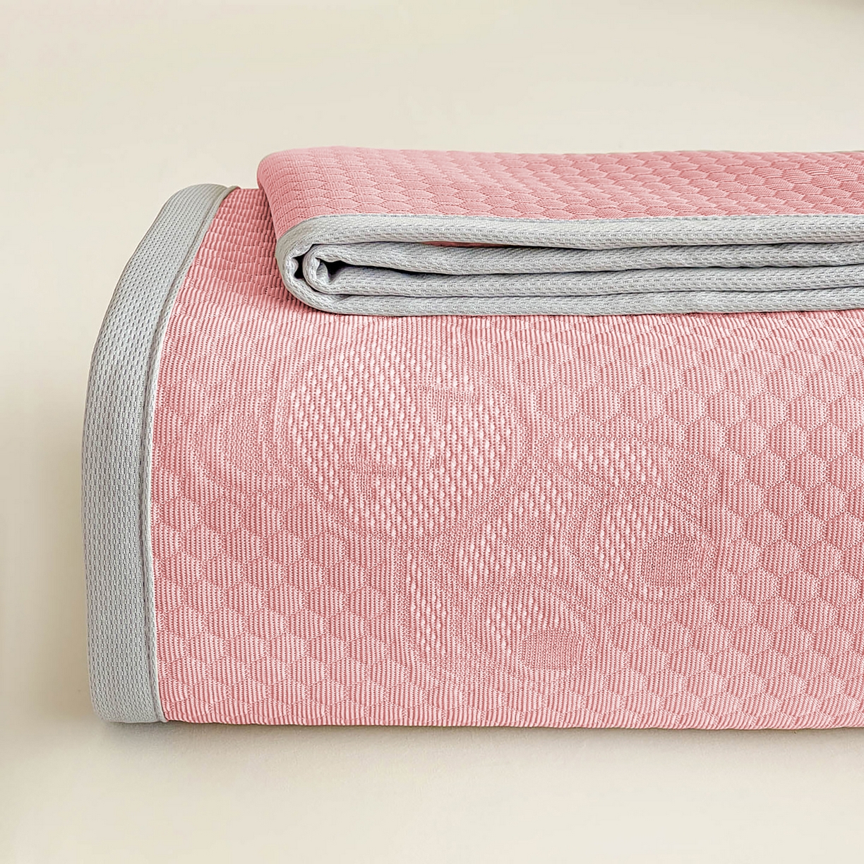 91家纺网 家纺一手货源 找家纺 维娜斯 2026新款印花冰豆豆凉席单人宿舍冰豆豆席子 四叶熊粉