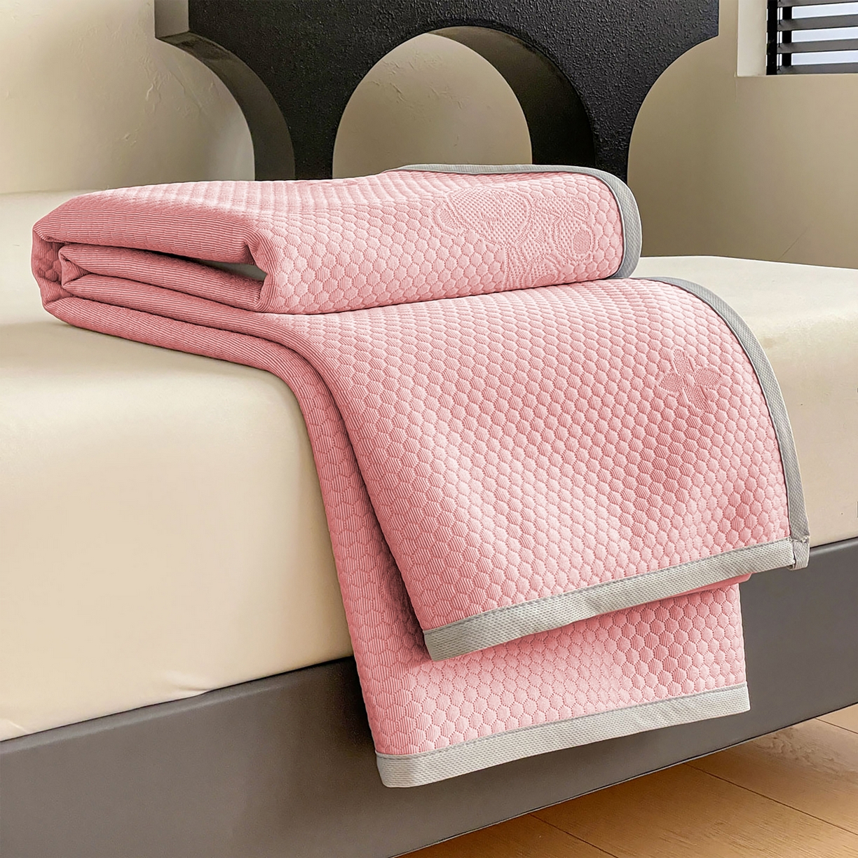 91家纺网 家纺一手货源 找家纺 维娜斯 2026新款印花冰豆豆凉席单人宿舍冰豆豆席子 四叶熊粉