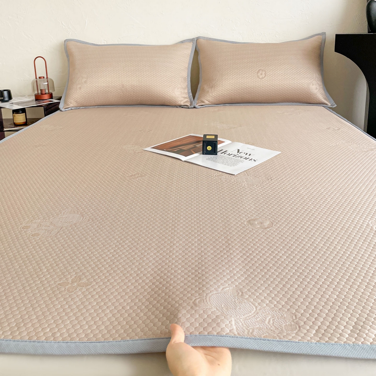 91家纺网 家纺一手货源 找家纺 维娜斯 2026新款印花冰豆豆凉席单人宿舍冰豆豆席子 四叶熊咖