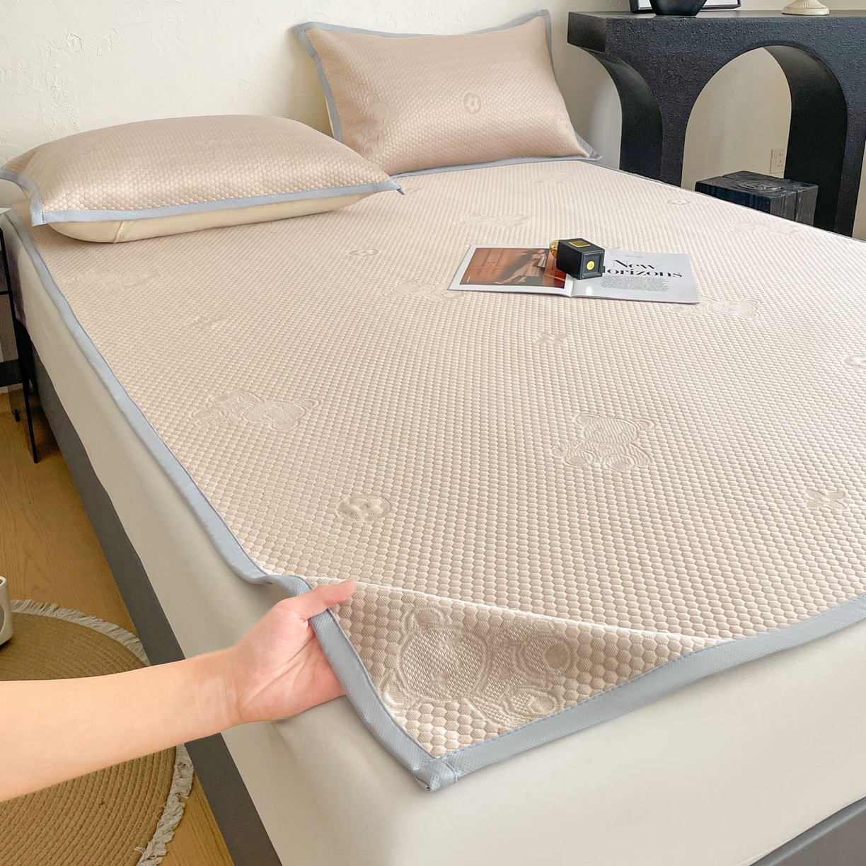 91家纺网 家纺一手货源 找家纺 维娜斯 2026新款印花冰豆豆凉席单人宿舍冰豆豆席子 四叶熊咖