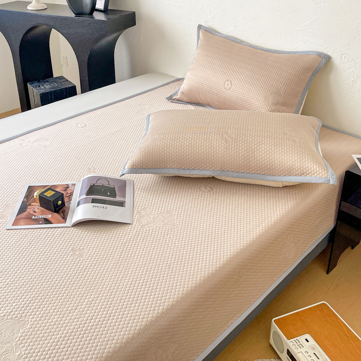 91家纺网 家纺一手货源 找家纺 维娜斯 2026新款印花冰豆豆凉席单人宿舍冰豆豆席子 四叶熊咖