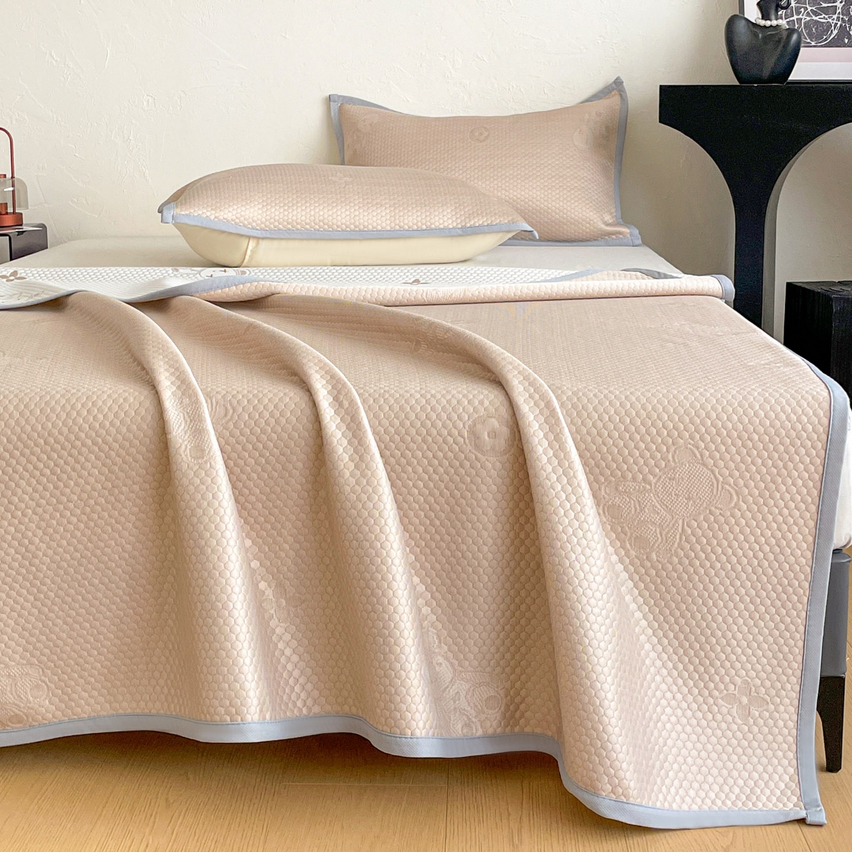 91家纺网 家纺一手货源 找家纺 维娜斯 2026新款印花冰豆豆凉席单人宿舍冰豆豆席子 四叶熊咖