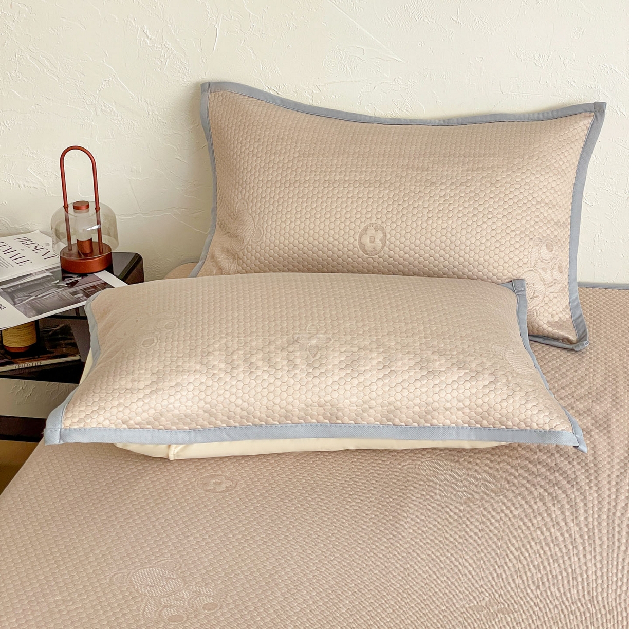 91家纺网 家纺一手货源 找家纺 维娜斯 2026新款印花冰豆豆凉席单人宿舍冰豆豆席子 四叶熊咖