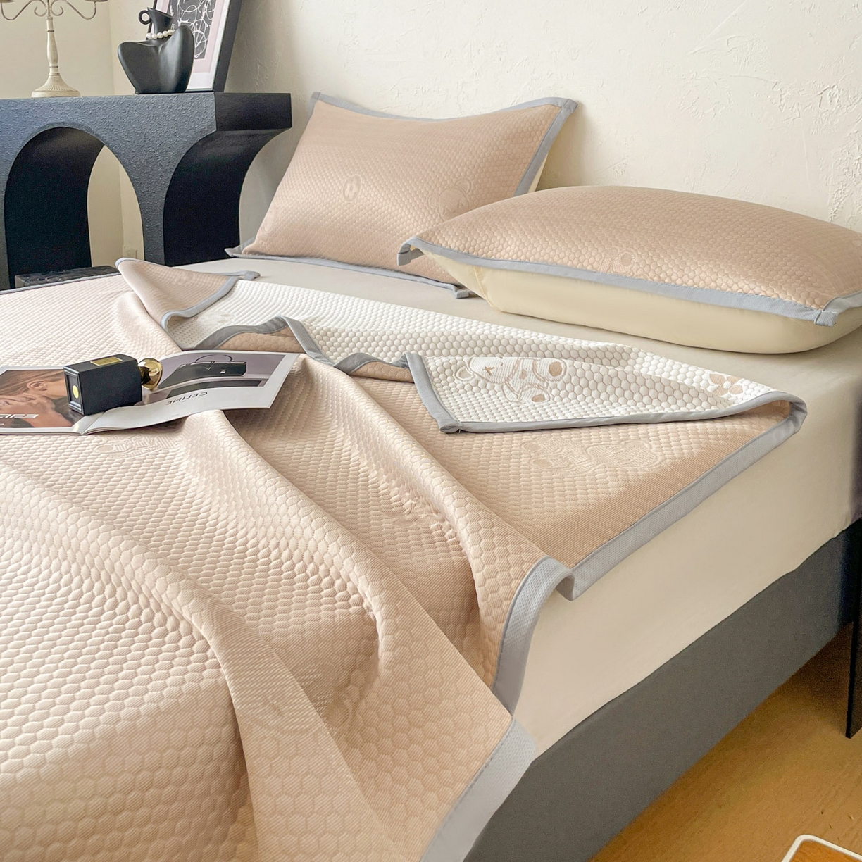 91家纺网 家纺一手货源 找家纺 维娜斯 2026新款印花冰豆豆凉席单人宿舍冰豆豆席子 四叶熊咖