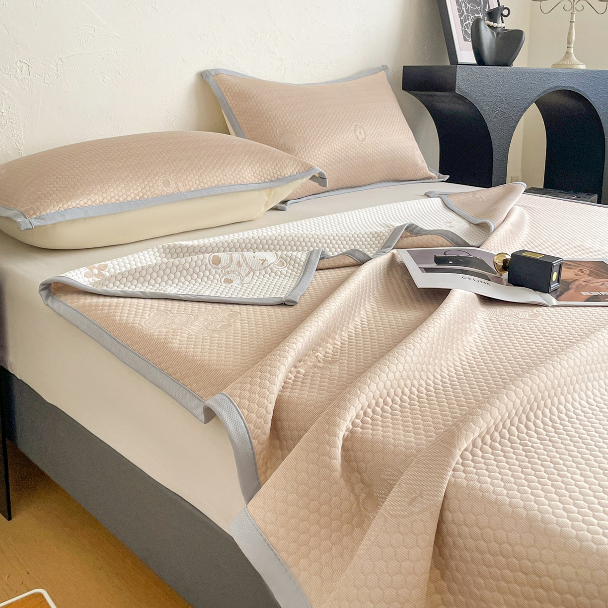 91家纺网 家纺一手货源 找家纺 维娜斯 2026新款印花冰豆豆凉席单人宿舍冰豆豆席子 四叶熊咖