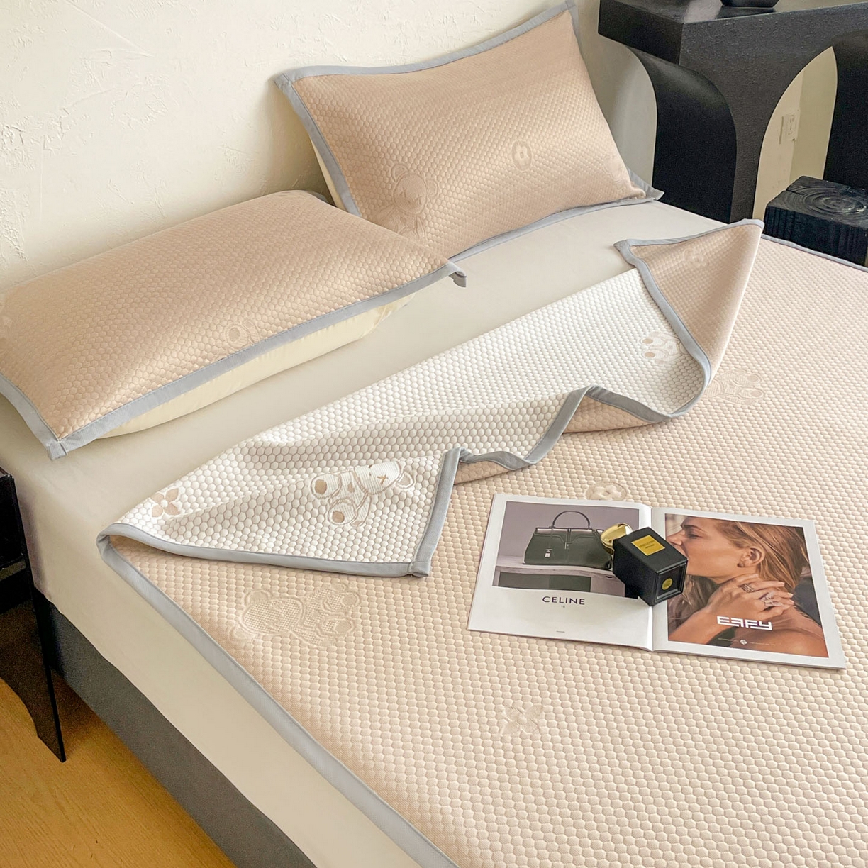 91家纺网 家纺一手货源 找家纺 维娜斯 2026新款印花冰豆豆凉席单人宿舍冰豆豆席子 四叶熊咖