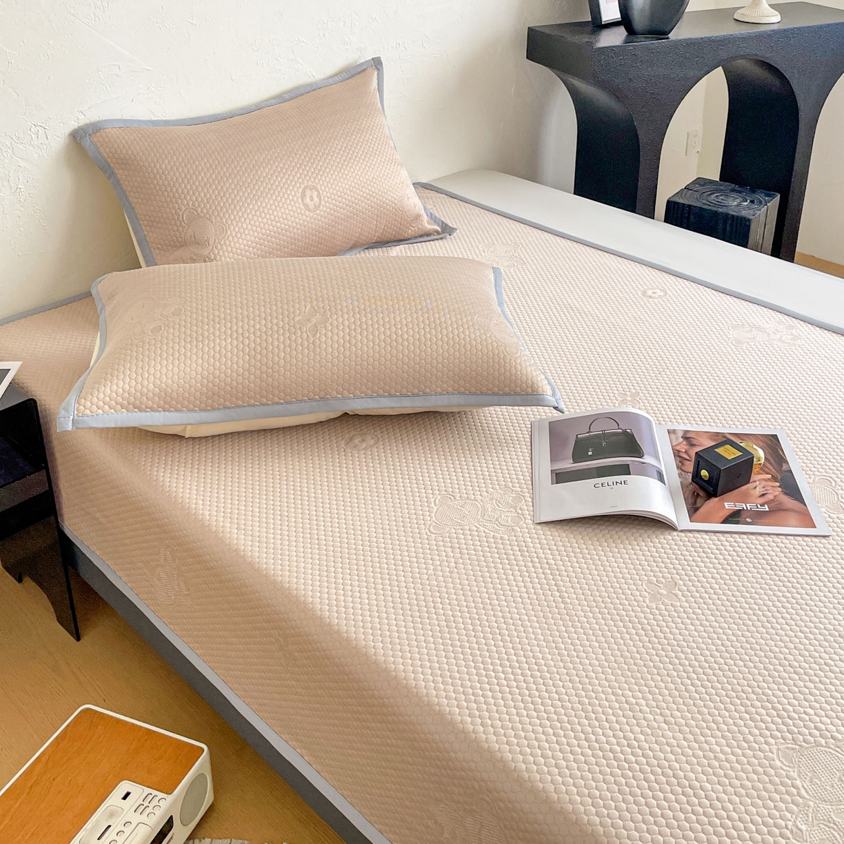 91家纺网 家纺一手货源 找家纺 维娜斯 2026新款印花冰豆豆凉席单人宿舍冰豆豆席子 四叶熊咖