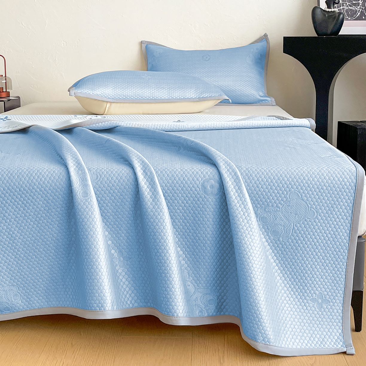 91家纺网 家纺一手货源 找家纺 维娜斯 2026新款印花冰豆豆凉席单人宿舍冰豆豆席子 四叶熊蓝