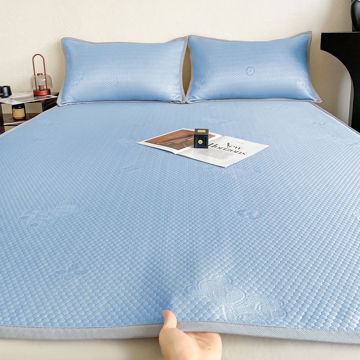 91家纺网 家纺一手货源 找家纺 维娜斯 2026新款印花冰豆豆凉席单人宿舍冰豆豆席子 四叶熊蓝