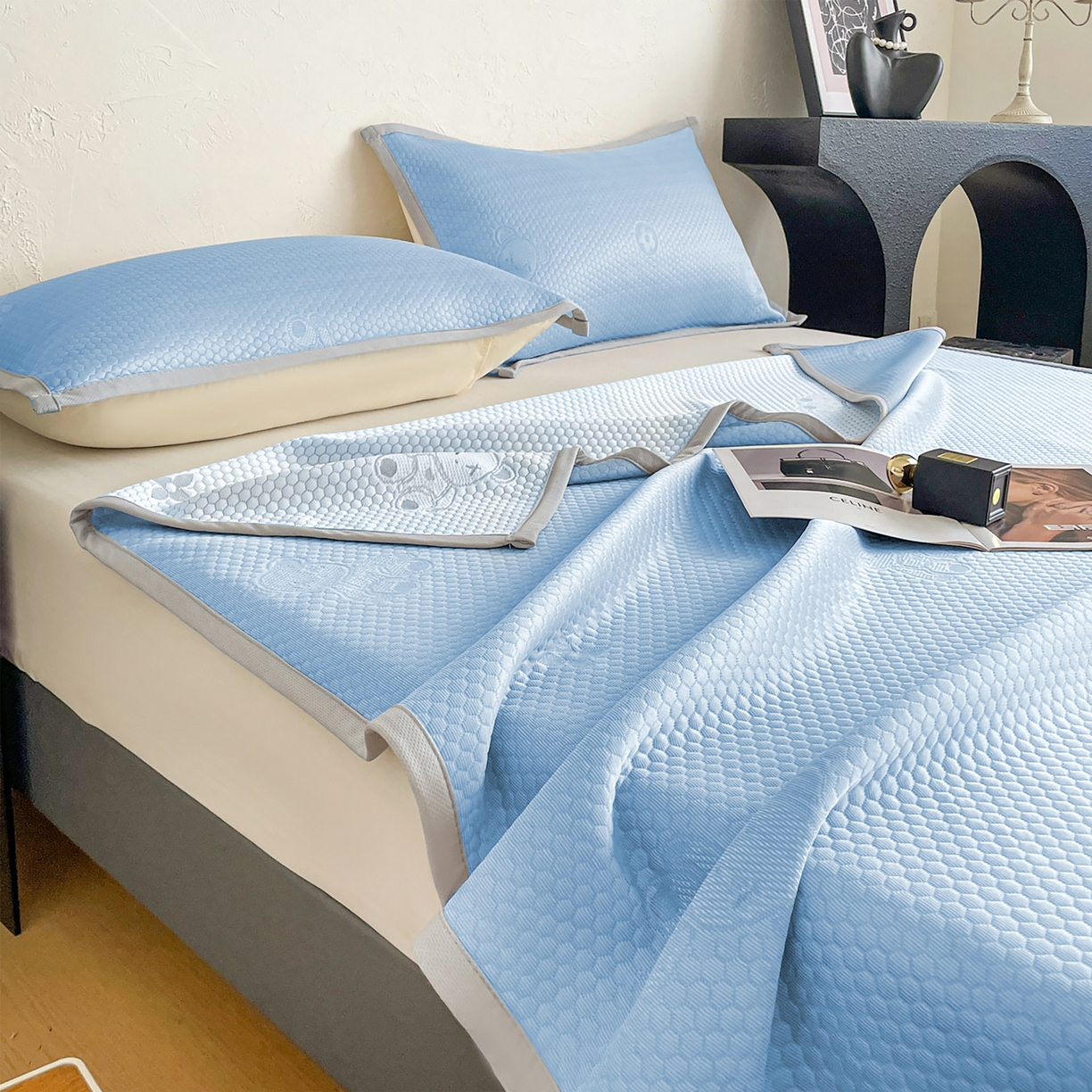 91家纺网 家纺一手货源 找家纺 维娜斯 2026新款印花冰豆豆凉席单人宿舍冰豆豆席子 四叶熊蓝