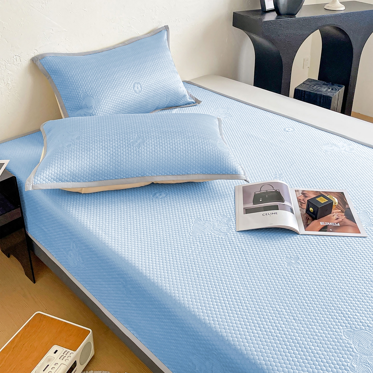 91家纺网 家纺一手货源 找家纺 维娜斯 2026新款印花冰豆豆凉席单人宿舍冰豆豆席子 四叶熊蓝