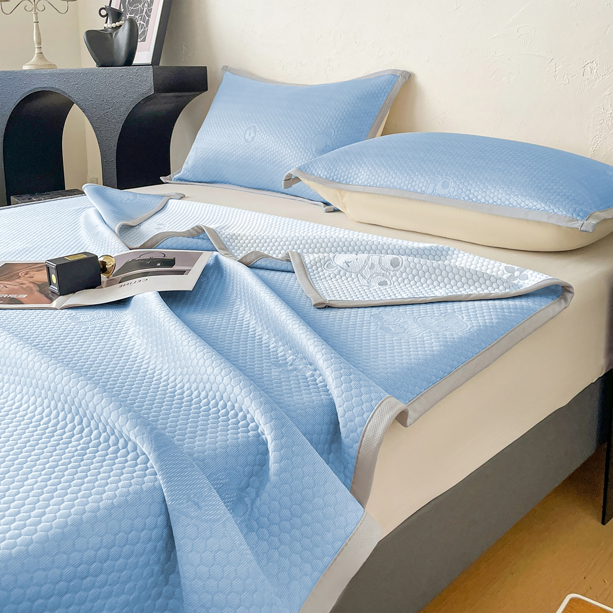 91家纺网 家纺一手货源 找家纺 维娜斯 2026新款印花冰豆豆凉席单人宿舍冰豆豆席子 四叶熊蓝