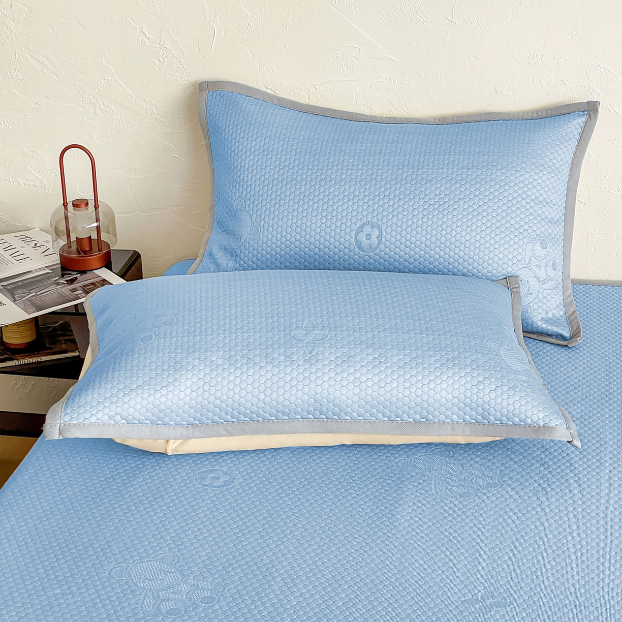 91家纺网 家纺一手货源 找家纺 维娜斯 2026新款印花冰豆豆凉席单人宿舍冰豆豆席子 四叶熊蓝