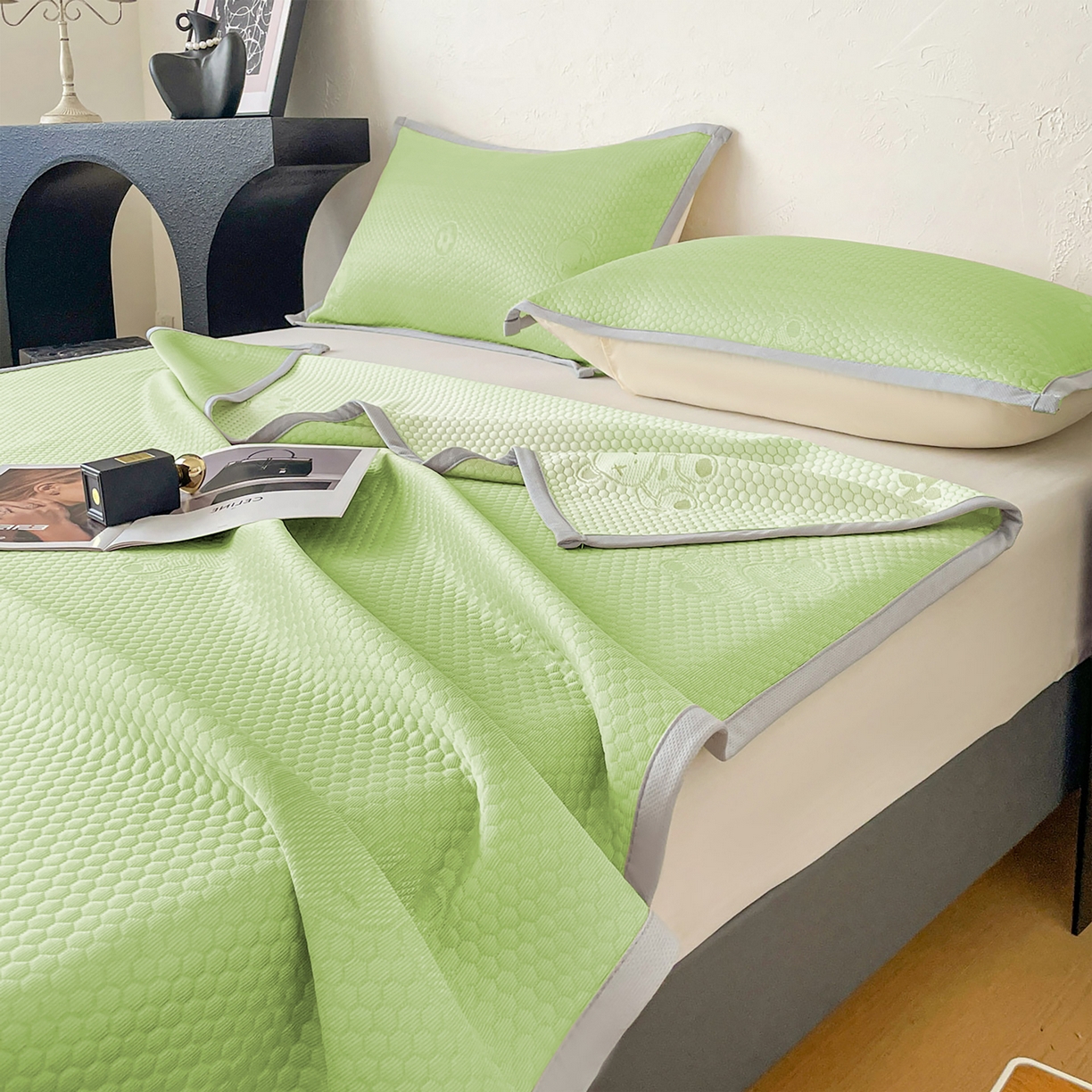 91家纺网 家纺一手货源 找家纺 维娜斯 2026新款印花冰豆豆凉席单人宿舍冰豆豆席子 四叶熊绿