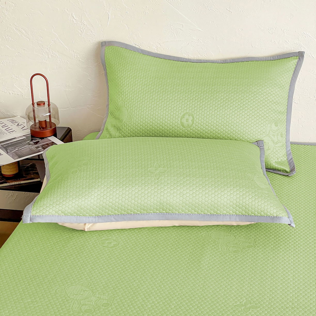 91家纺网 家纺一手货源 找家纺 维娜斯 2026新款印花冰豆豆凉席单人宿舍冰豆豆席子 四叶熊绿