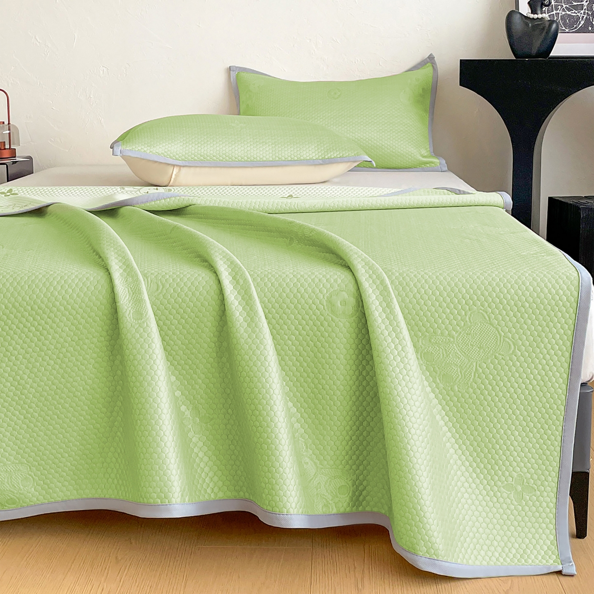 91家纺网 家纺一手货源 找家纺 维娜斯 2026新款印花冰豆豆凉席单人宿舍冰豆豆席子 四叶熊绿