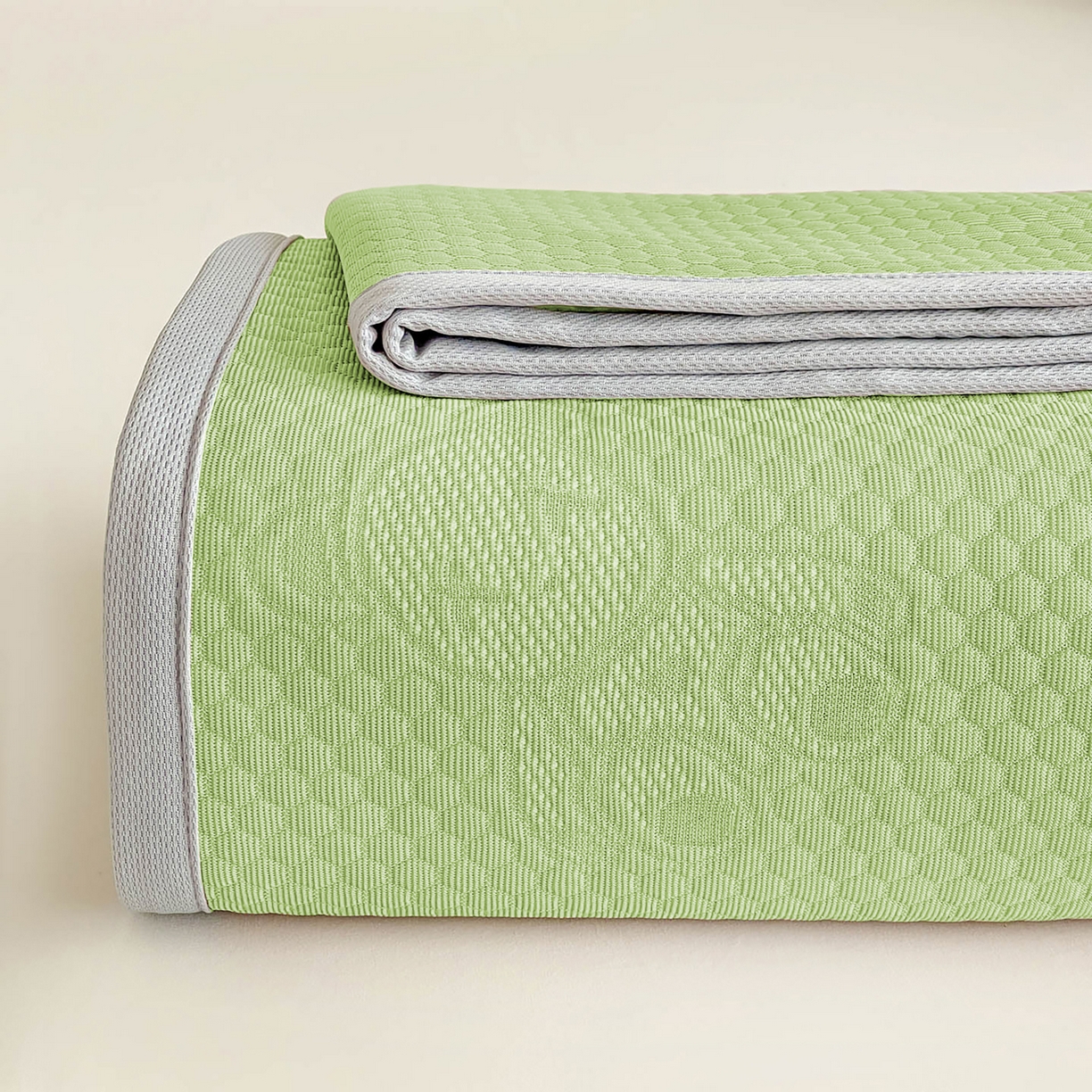 91家纺网 家纺一手货源 找家纺 维娜斯 2026新款印花冰豆豆凉席单人宿舍冰豆豆席子 四叶熊绿