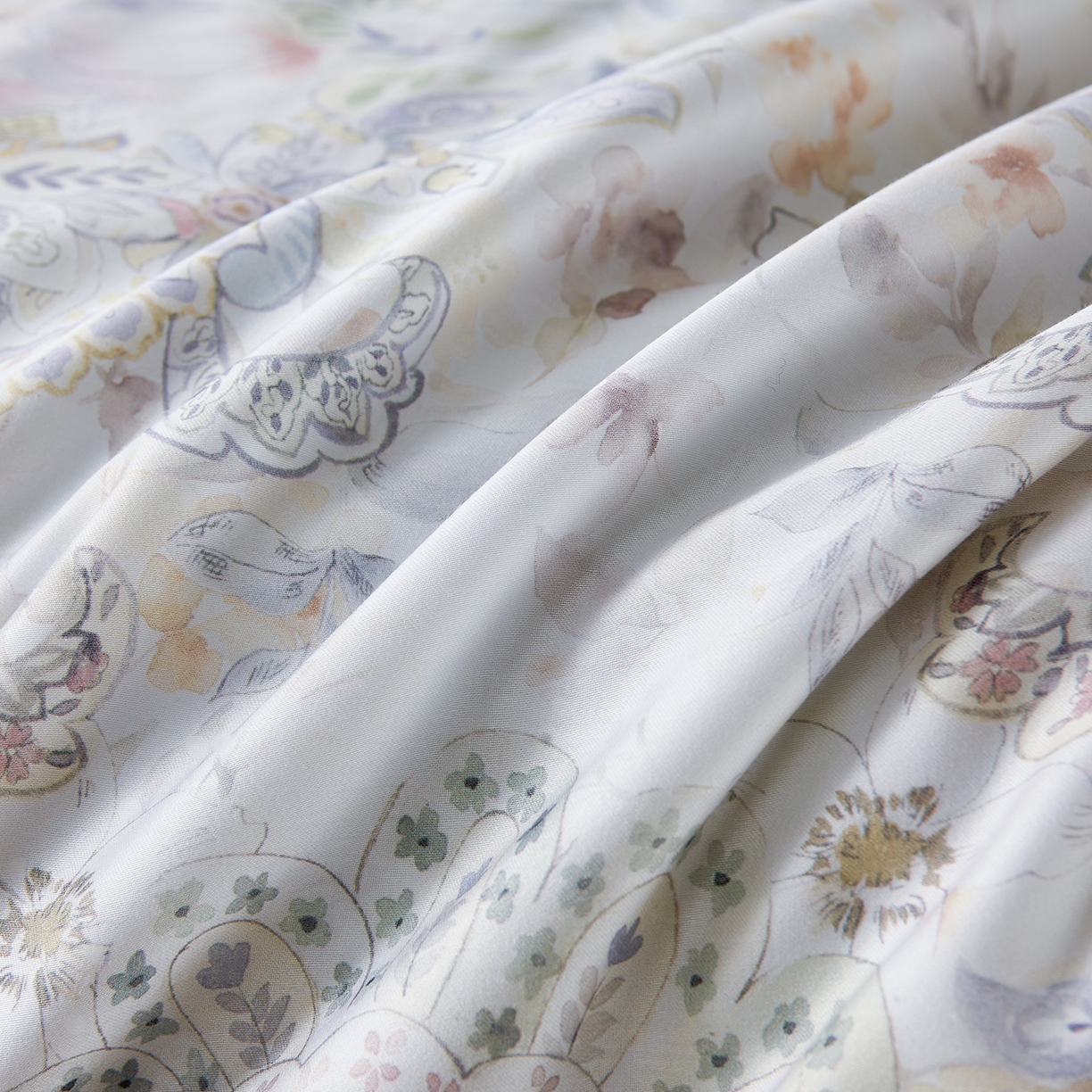 91家纺网 家纺一手货源 找家纺 久典家居 2026新款20%桑蚕丝+80%聚酯纤维宽边印花夏被四件套 洛夏