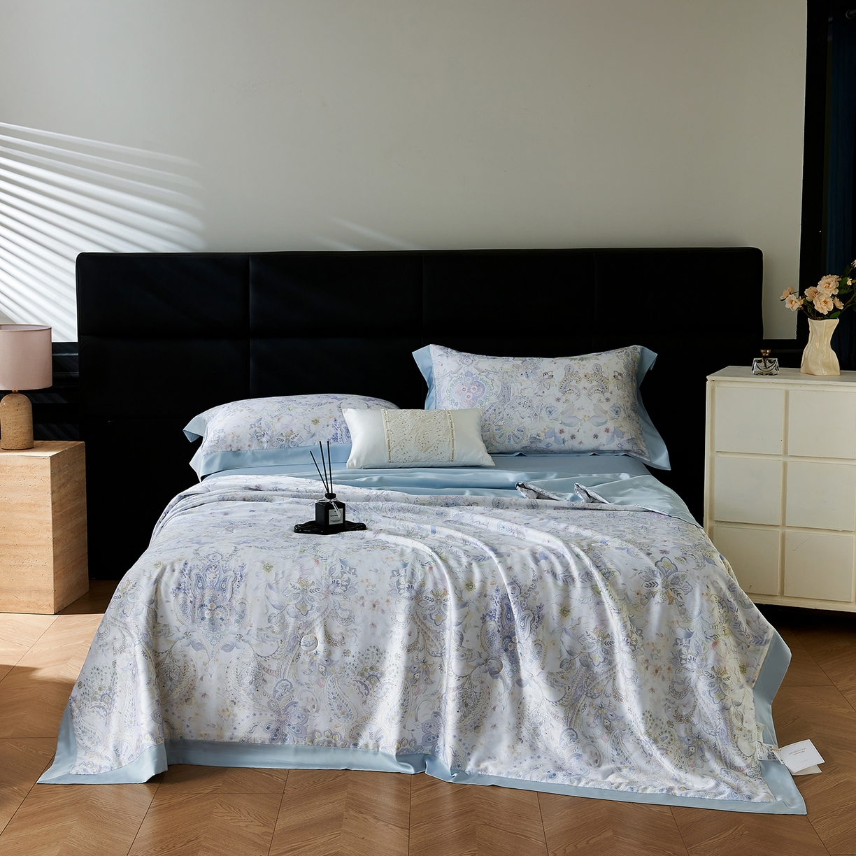 91家纺网 家纺一手货源 找家纺 久典家居 2026新款20%桑蚕丝+80%聚酯纤维宽边印花夏被四件套 洛夏