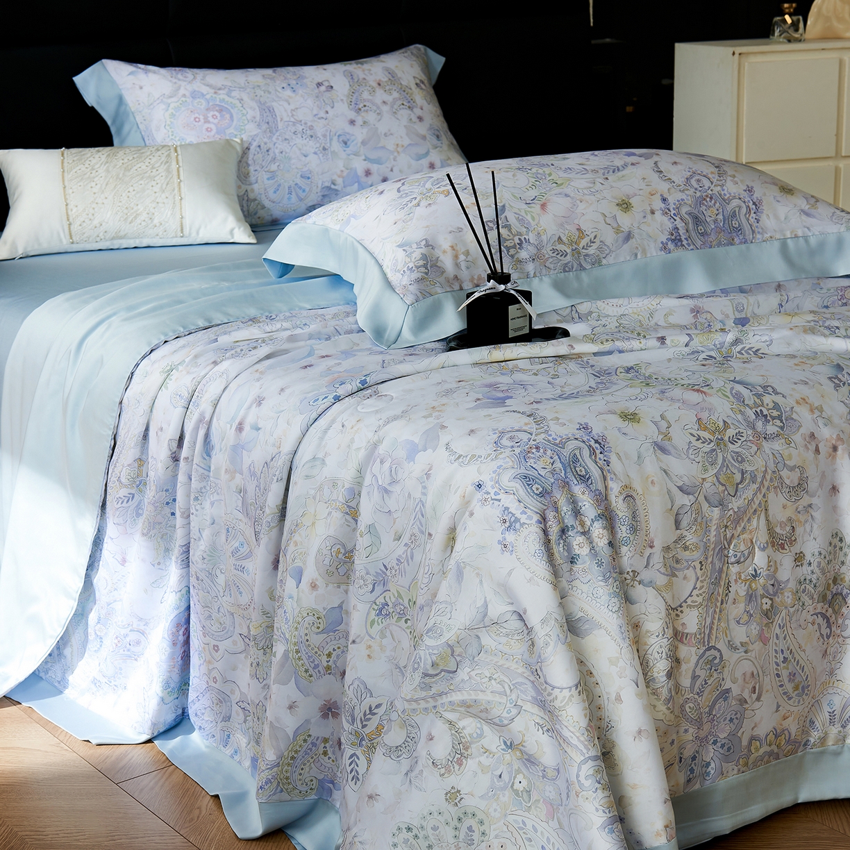 91家纺网 家纺一手货源 找家纺 久典家居 2026新款20%桑蚕丝+80%聚酯纤维宽边印花夏被四件套 洛夏