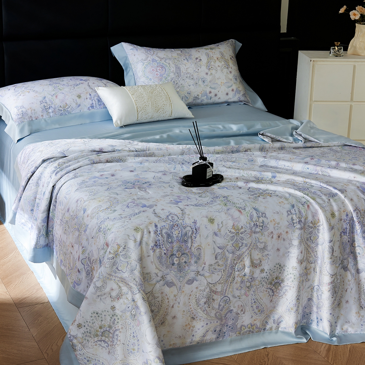 91家纺网 家纺一手货源 找家纺 久典家居 2026新款20%桑蚕丝+80%聚酯纤维宽边印花夏被四件套 洛夏