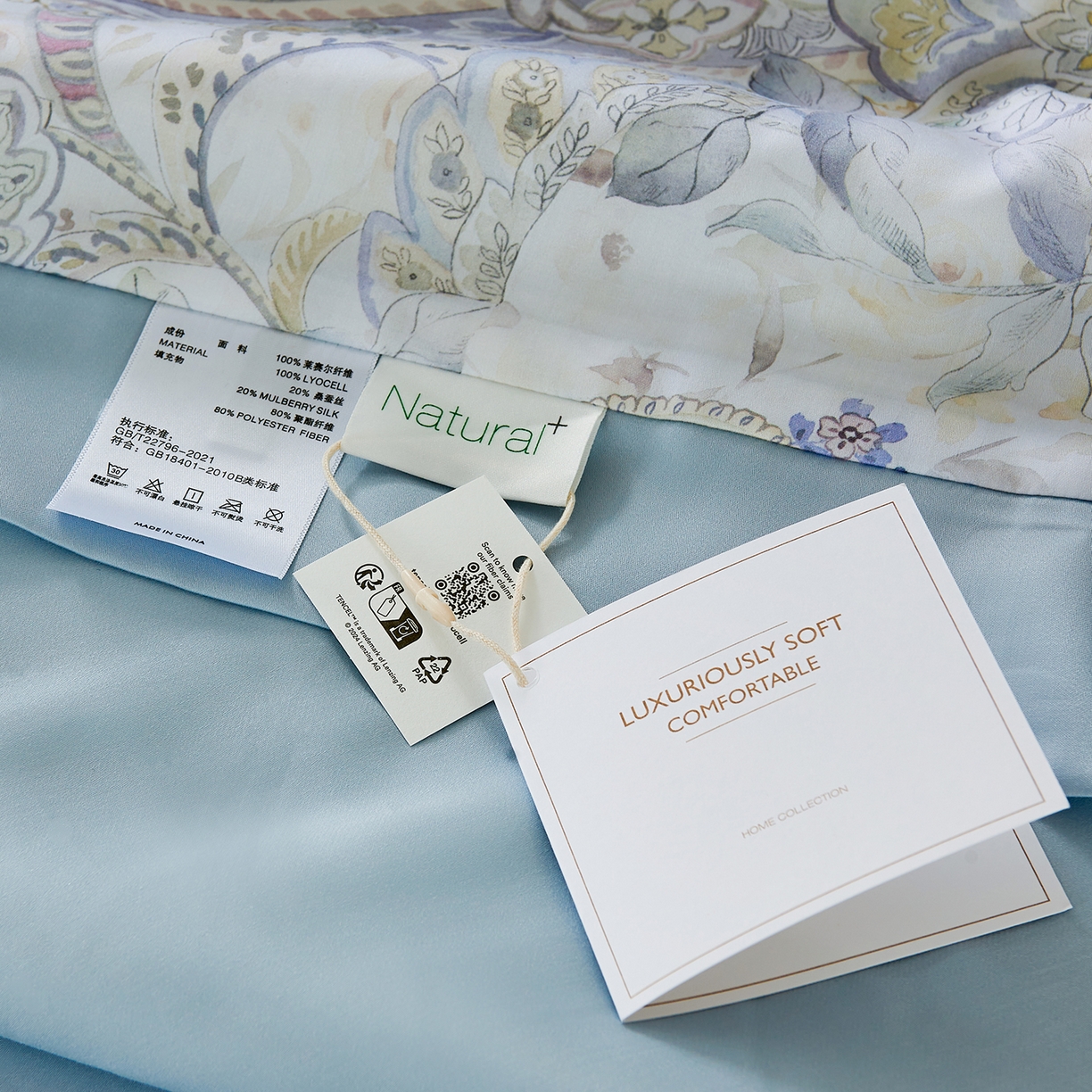 91家纺网 家纺一手货源 找家纺 久典家居 2026新款20%桑蚕丝+80%聚酯纤维宽边印花夏被四件套 洛夏