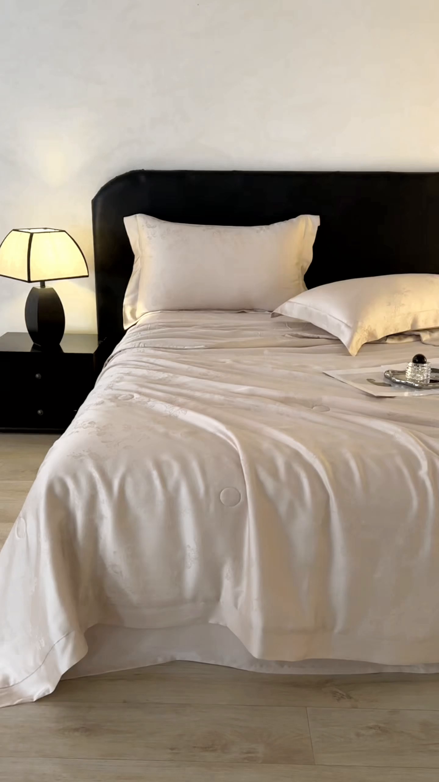 91家纺网 家纺一手货源 找家纺 久典家居 2026新款20%桑蚕丝+80%聚酯纤维提花夏被四件套-锦时系列 锦时-秋