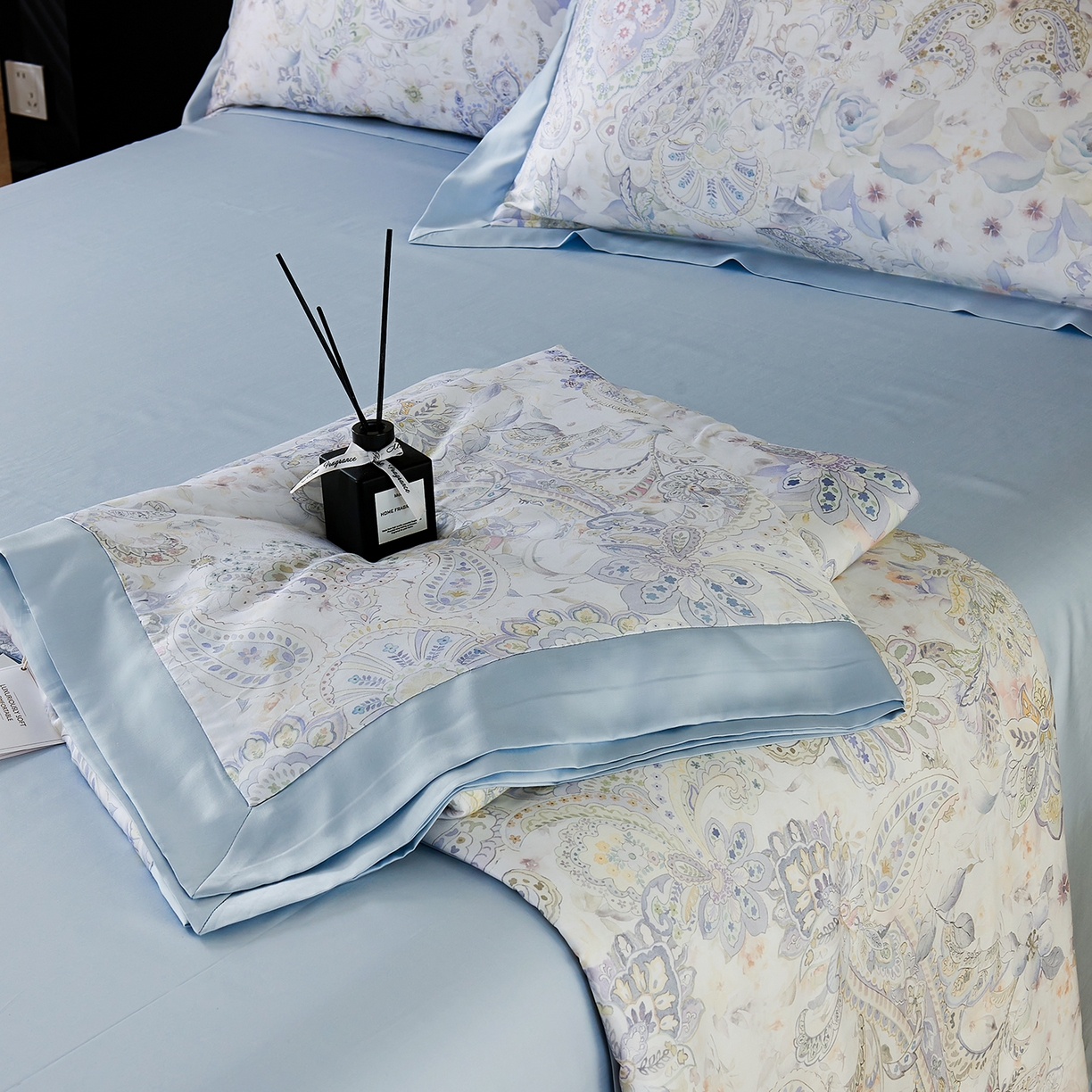 91家纺网 家纺一手货源 找家纺 久典家居 2026新款20%桑蚕丝+80%聚酯纤维宽边印花夏被四件套 洛夏