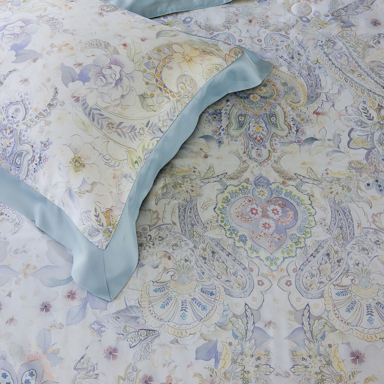 91家纺网 家纺一手货源 找家纺 久典家居 2026新款20%桑蚕丝+80%聚酯纤维宽边印花夏被四件套 洛夏